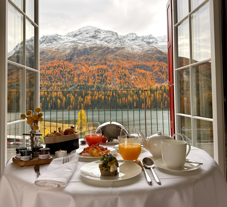 Ein Frühstück im Zimmer mit einem atemberaubenden Blick auf den See während der goldenen Herbstmonate